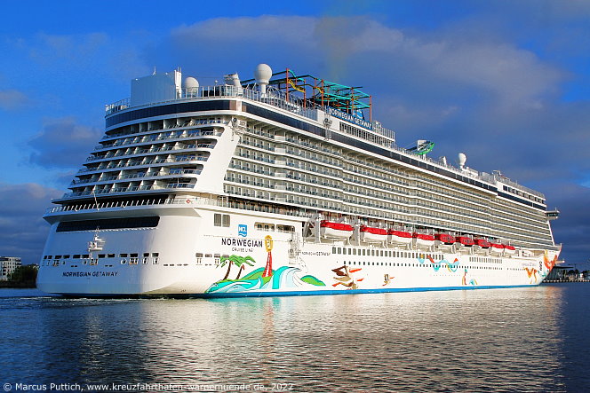 Das Kreuzfahrtschiff NORWEGIAN GETAWAY von der Kreuzfahrtreederei Norwegian Cruise Line am 03. Juni 2022 im Kreuzfahrthafen Warnem&uuml;nde in der Hansestadt Rostock.