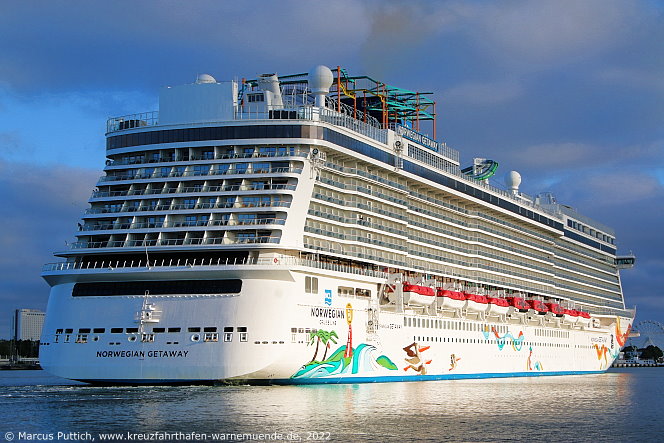 Das Kreuzfahrtschiff NORWEGIAN GETAWAY von der Kreuzfahrtreederei Norwegian Cruise Line am 03. Juni 2022 im Kreuzfahrthafen Warnem&uuml;nde in der Hansestadt Rostock.