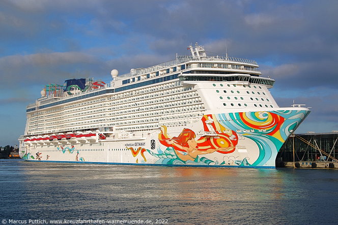Das Kreuzfahrtschiff NORWEGIAN GETAWAY von der Kreuzfahrtreederei Norwegian Cruise Line am 03. Juni 2022 im Kreuzfahrthafen Warnem&uuml;nde in der Hansestadt Rostock.