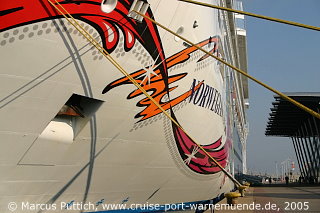 Das Kreuzfahrtschiff NORWEGIAN JEWEL am 01. September 2005 im Kreuzfahrthafen Warnem&uuml;nde in der Hansestadt Rostock (Erstanlauf).