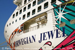 Das Kreuzfahrtschiff NORWEGIAN JEWEL am 01. September 2005 im Kreuzfahrthafen Warnem&uuml;nde in der Hansestadt Rostock (Erstanlauf).