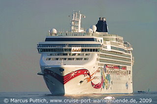 Das Kreuzfahrtschiff NORWEGIAN JEWEL am 05. August 2009 im Kreuzfahrthafen Warnem&uuml;nde in der Hansestadt Rostock.