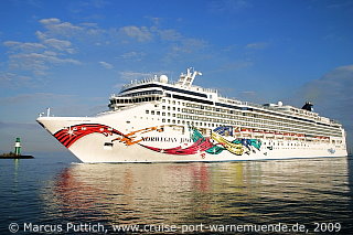 Das Kreuzfahrtschiff NORWEGIAN JEWEL am 05. August 2009 im Kreuzfahrthafen Warnem&uuml;nde in der Hansestadt Rostock.