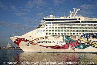 Das Kreuzfahrtschiff NORWEGIAN JEWEL am 05. August 2009 im Kreuzfahrthafen Warnem&uuml;nde in der Hansestadt Rostock.