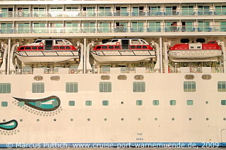 Das Kreuzfahrtschiff NORWEGIAN JEWEL am 05. August 2009 im Kreuzfahrthafen Warnem&uuml;nde in der Hansestadt Rostock.