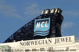 Das Kreuzfahrtschiff NORWEGIAN JEWEL am 05. August 2009 im Kreuzfahrthafen Warnem&uuml;nde in der Hansestadt Rostock.