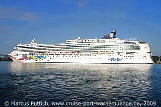 Das Kreuzfahrtschiff NORWEGIAN JEWEL am 05. August 2009 im Kreuzfahrthafen Warnem&uuml;nde in der Hansestadt Rostock.