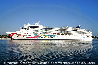 Das Kreuzfahrtschiff NORWEGIAN JEWEL am 05. August 2009 im Kreuzfahrthafen Warnem&uuml;nde in der Hansestadt Rostock.
