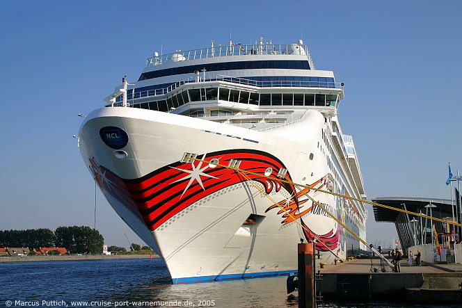 Das Kreuzfahrtschiff NORWEGIAN JEWEL am 01. September 2005 im Kreuzfahrthafen Warnem&uuml;nde in der Hansestadt Rostock (Erstanlauf).