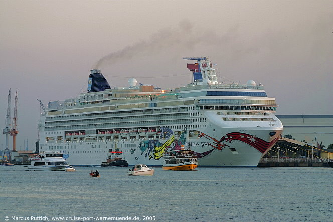 Das Kreuzfahrtschiff NORWEGIAN JEWEL am 01. September 2005 im Kreuzfahrthafen Warnem&uuml;nde in der Hansestadt Rostock (Erstanlauf).