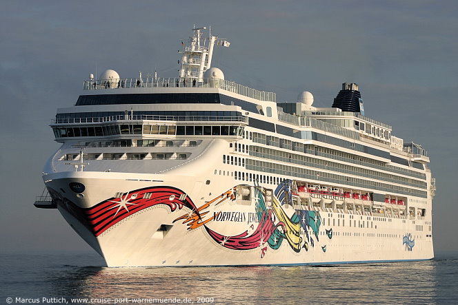 Das Kreuzfahrtschiff NORWEGIAN JEWEL am 05. August 2009 im Kreuzfahrthafen Warnem&uuml;nde in der Hansestadt Rostock.