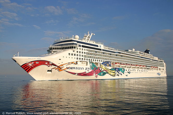 Das Kreuzfahrtschiff NORWEGIAN JEWEL am 05. August 2009 im Kreuzfahrthafen Warnem&uuml;nde in der Hansestadt Rostock.
