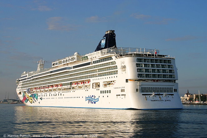 Das Kreuzfahrtschiff NORWEGIAN JEWEL am 05. August 2009 im Kreuzfahrthafen Warnem&uuml;nde in der Hansestadt Rostock.