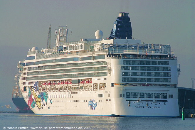 Das Kreuzfahrtschiff NORWEGIAN JEWEL am 05. August 2009 im Kreuzfahrthafen Warnem&uuml;nde in der Hansestadt Rostock.