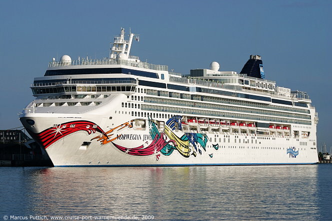 Das Kreuzfahrtschiff NORWEGIAN JEWEL am 05. August 2009 im Kreuzfahrthafen Warnem&uuml;nde in der Hansestadt Rostock.
