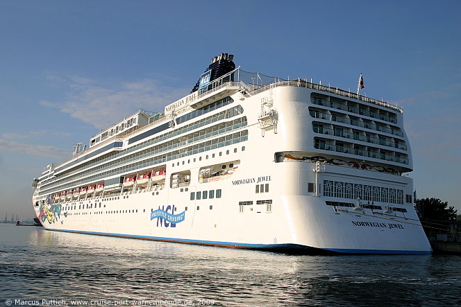 Das Kreuzfahrtschiff NORWEGIAN JEWEL am 05. August 2009 im Kreuzfahrthafen Warnem&uuml;nde in der Hansestadt Rostock.