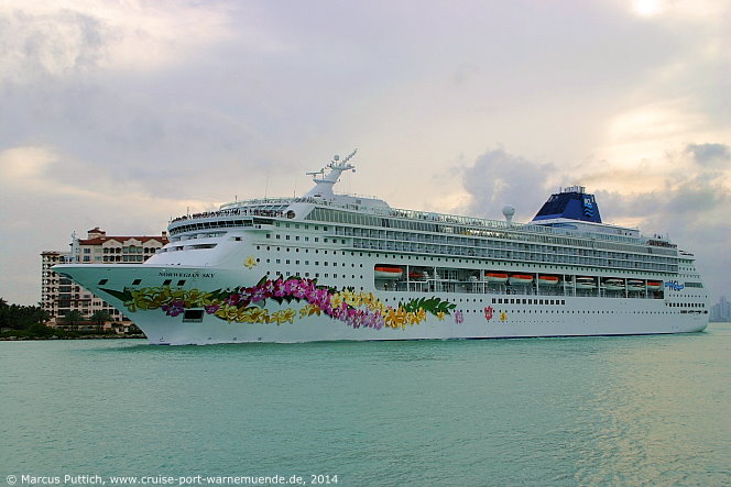 Das Kreuzfahrtschiff NORWEGIAN SKY am 28. März 2014 in Miami, FL (USA).