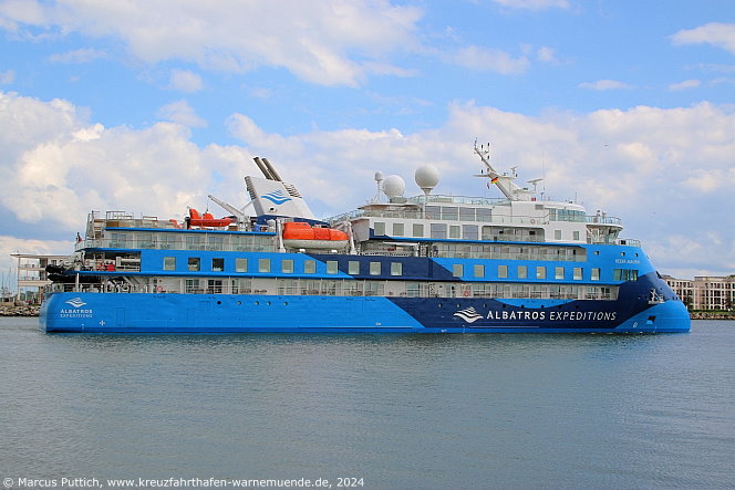Das Kreuzfahrtschiff Kreuzfahrtschiff OCEAN ALBATROS am 05. Mai 2024 im Kreuzfahrthafen Warnem&uuml;nde in der Hansestadt Rostock (Erstanlauf).