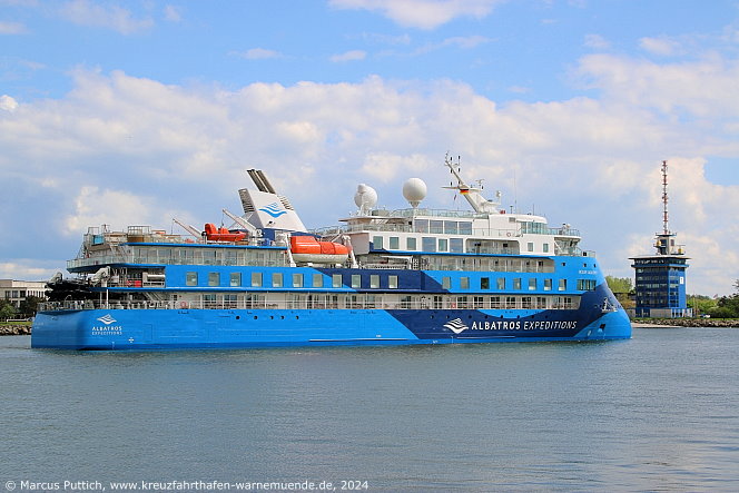 Das Kreuzfahrtschiff Kreuzfahrtschiff OCEAN ALBATROS am 05. Mai 2024 im Kreuzfahrthafen Warnem&uuml;nde in der Hansestadt Rostock (Erstanlauf).