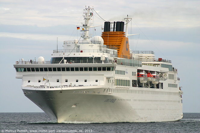Das Kreuzfahrtschiff COSTA VOYAGER am 10. Juni 2012 im Ostseebad Warnem&uuml;nde (Erstanlauf).