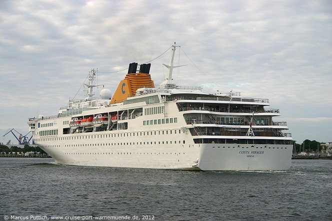 Das Kreuzfahrtschiff COSTA VOYAGER am 10. Juni 2012 im Ostseebad Warnem&uuml;nde (Erstanlauf).