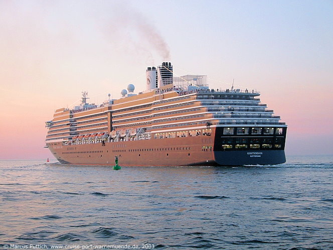 Das Kreuzfahrtschiff OOSTERDAM am 07. August 2003 im Kreuzfahrthafen Warnemünde in der Hansestadt Rostock (Erstanlauf im Rahmen der Jungfernfahrt).