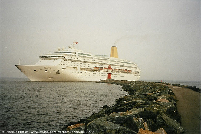 Das Kreuzfahrtschiff ORIANA am 14. Juli 1999 im Kreuzfahrthafen Warnem&uuml;nde in der Hansestadt Rostock (Erstanlauf).