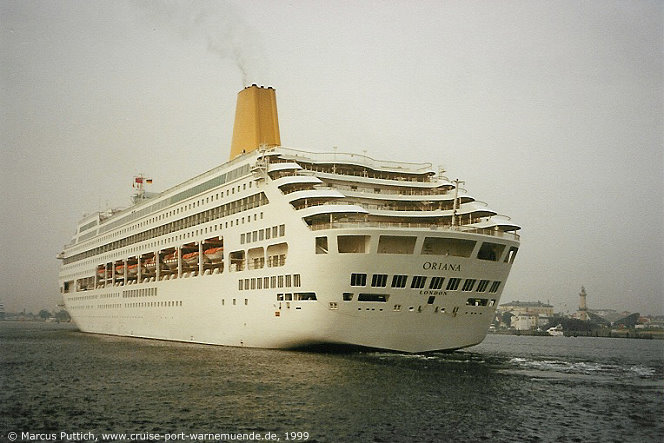 Das Kreuzfahrtschiff ORIANA am 14. Juli 1999 im Kreuzfahrthafen Warnem&uuml;nde in der Hansestadt Rostock (Erstanlauf).