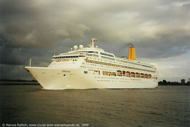 Das Kreuzfahrtschiff ORIANA am 14. Juli 1999 im Kreuzfahrthafen Warnem&uuml;nde in der Hansestadt Rostock (Erstanlauf).