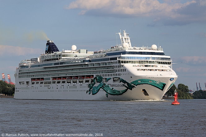 Das Kreuzfahrtschiff NORWEGIAN JADE am 15. Juli 2018 in Hamburg (Deutschland).