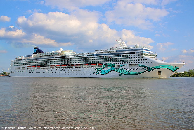 Das Kreuzfahrtschiff NORWEGIAN JADE am 15. Juli 2018 in Hamburg (Deutschland).