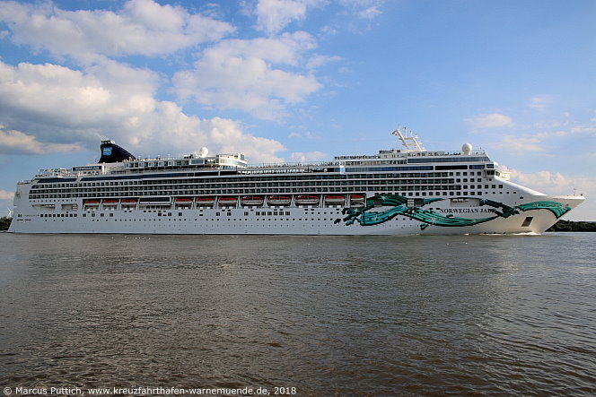 Das Kreuzfahrtschiff NORWEGIAN JADE am 15. Juli 2018 in Hamburg (Deutschland).