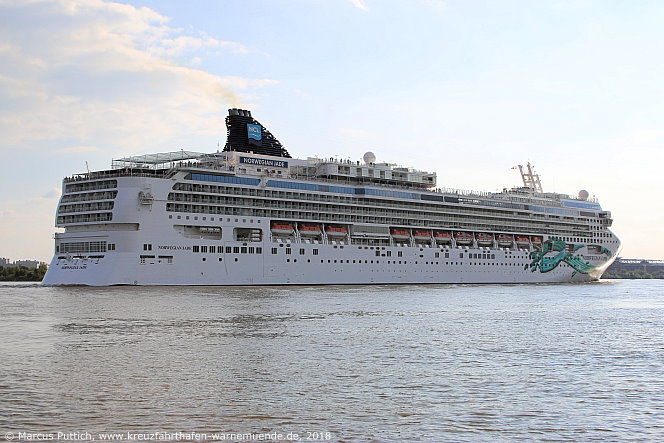 Das Kreuzfahrtschiff NORWEGIAN JADE am 15. Juli 2018 in Hamburg (Deutschland).