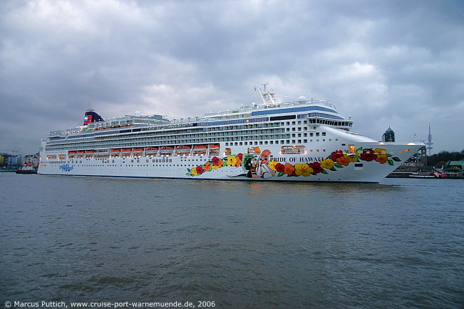 Das Kreuzfahrtschiff PRIDE OF HAWAI'I am 03. April 2006 in Hamburg (Deutschland).
