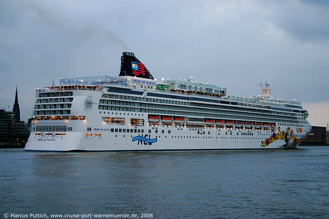 Das Kreuzfahrtschiff PRIDE OF HAWAI'I am 03. April 2006 in Hamburg (Deutschland).