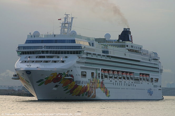 Das Kreuzfahrtschiff PRIDE OF HAWAI'I am 03. April 2006 in Hamburg (Deutschland).