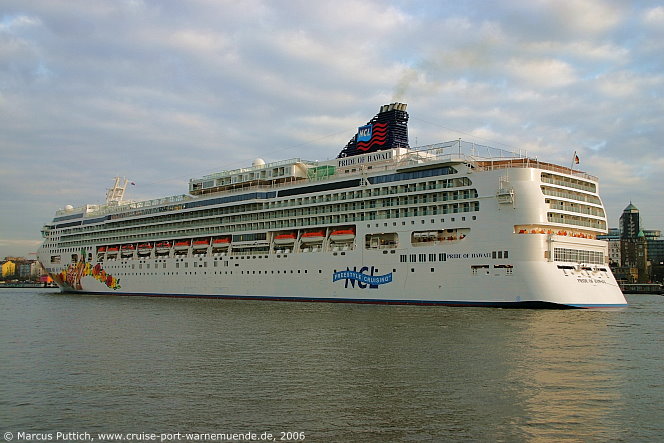 Das Kreuzfahrtschiff PRIDE OF HAWAI'I am 03. April 2006 in Hamburg (Deutschland).