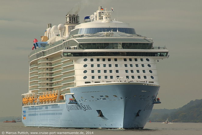 Das Kreuzfahrtschiff QUANTUM OF THE SEAS von der Kreuzfahrtreederei Royal Caribbean International am 23. Oktober 2014 in Hamburg (Deutschland).