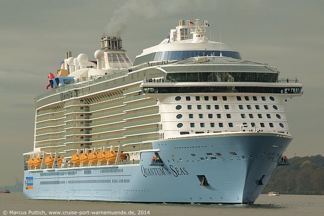 Das Kreuzfahrtschiff QUANTUM OF THE SEAS von der Kreuzfahrtreederei Royal Caribbean International am 23. Oktober 2014 in Hamburg (Deutschland).