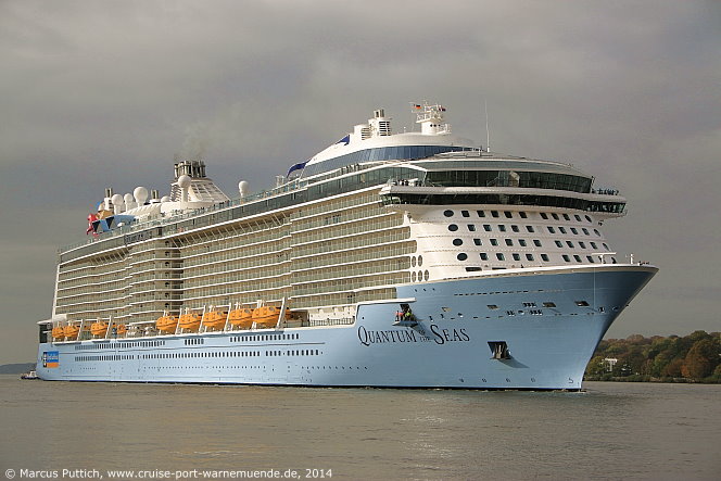 Das Kreuzfahrtschiff QUANTUM OF THE SEAS von der Kreuzfahrtreederei Royal Caribbean International am 23. Oktober 2014 in Hamburg (Deutschland).