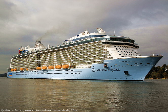 Das Kreuzfahrtschiff QUANTUM OF THE SEAS von der Kreuzfahrtreederei Royal Caribbean International am 23. Oktober 2014 in Hamburg (Deutschland).