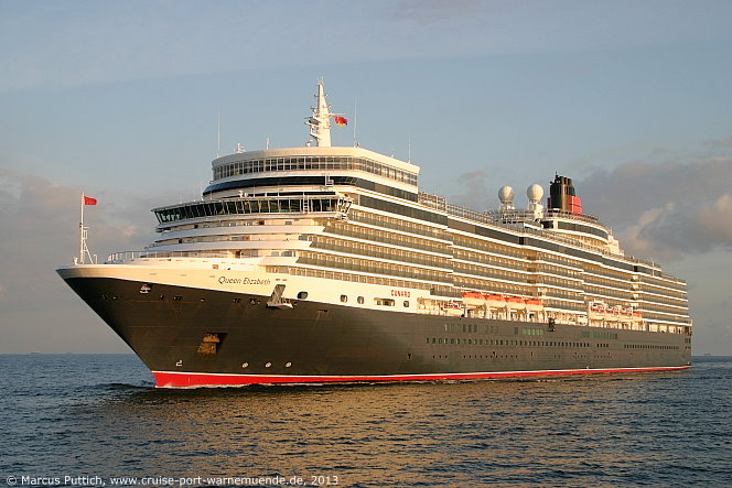 Das Kreuzfahrtschiff QUEEN ELIZABETH am 21. August 2013 im Kreuzfahrthafen Warnem&uuml;nde in der Hansestadt Rostock.