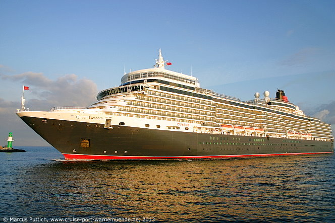 Das Kreuzfahrtschiff QUEEN ELIZABETH am 21. August 2013 im Kreuzfahrthafen Warnem&uuml;nde in der Hansestadt Rostock.