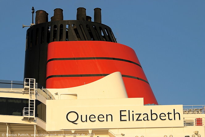 Das Kreuzfahrtschiff QUEEN ELIZABETH am 21. August 2013 im Kreuzfahrthafen Warnem&uuml;nde in der Hansestadt Rostock.