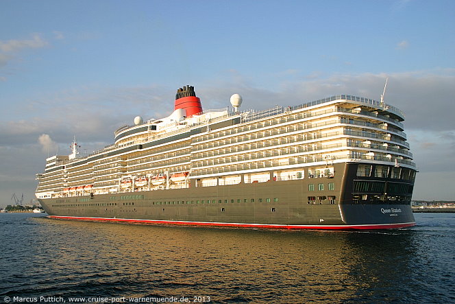 Das Kreuzfahrtschiff QUEEN ELIZABETH am 21. August 2013 im Kreuzfahrthafen Warnem&uuml;nde in der Hansestadt Rostock.