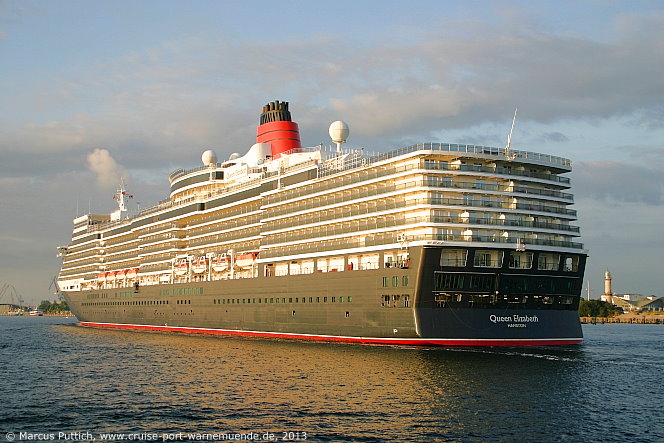 Das Kreuzfahrtschiff QUEEN ELIZABETH am 21. August 2013 im Kreuzfahrthafen Warnem&uuml;nde in der Hansestadt Rostock.