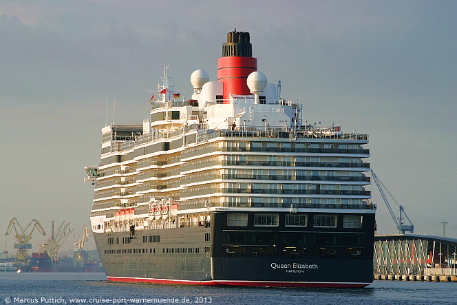 Das Kreuzfahrtschiff QUEEN ELIZABETH am 21. August 2013 im Kreuzfahrthafen Warnem&uuml;nde in der Hansestadt Rostock.