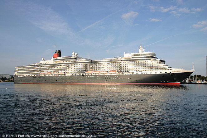 Das Kreuzfahrtschiff QUEEN ELIZABETH am 21. August 2013 im Kreuzfahrthafen Warnem&uuml;nde in der Hansestadt Rostock.