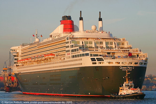 Das Kreuzfahrtschiff QUEEN MARY 2 am 09. November 2005 in Hamburg (Deutschland).