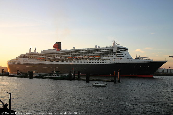 Das Kreuzfahrtschiff QUEEN MARY 2 am 09. November 2005 in Hamburg (Deutschland).